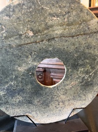 Trois disques bi en jade et serpentine, Chine, probablement &eacute;poque Liangzhu et post&eacute;rieur