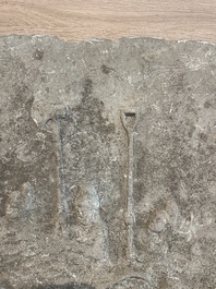 Important bas-relief en pierre sculpt&eacute;e figurant une carrosse sur un pont, 19&egrave;me/20&egrave;me si&egrave;cle