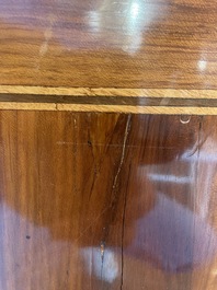 Commode d'&eacute;poque Louis XVI en placage d'acajou, parqueterie, montures en bronze dor&eacute; et dessus en marbre, estampill&eacute;e N. Petit, der. quart du 18&egrave;me s.