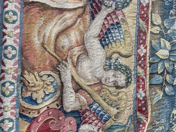 Importante tapisserie murale de Bruges repr&eacute;sentant 'Les porte-drapeaux' de la s&eacute;rie 'Les Triomphes de C&eacute;sar', seconde moiti&eacute; du 16&egrave;me si&egrave;cle
