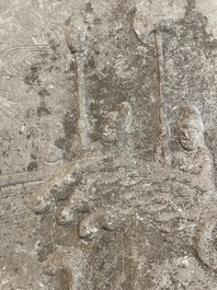 Important bas-relief en pierre sculpt&eacute;e figurant une carrosse sur un pont, 19&egrave;me/20&egrave;me si&egrave;cle