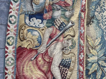 Importante tapisserie murale de Bruges repr&eacute;sentant 'Les porte-drapeaux' de la s&eacute;rie 'Les Triomphes de C&eacute;sar', seconde moiti&eacute; du 16&egrave;me si&egrave;cle