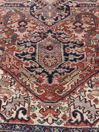 Grand tapis oriental de type Heriz &agrave; d&eacute;cor floral, laine sur coton, premi&egrave;re moiti&eacute; du 20&egrave;me si&egrave;cle