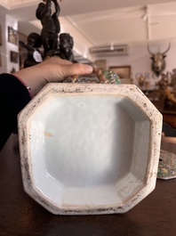 Paire de pique-fleurs en porcelaine de Chine famille rose de Canton &agrave; d&eacute;cor en relief et d'oiseaux parmi des branches fleuries, 19&egrave;me si&egrave;cle