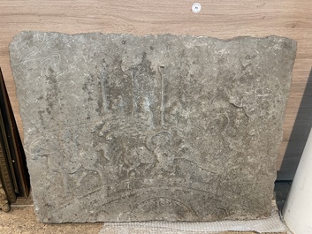 Important bas-relief en pierre sculpt&eacute;e figurant une carrosse sur un pont, 19&egrave;me/20&egrave;me si&egrave;cle