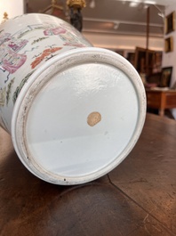 Vase en porcelaine de Chine famille rose &agrave; sujet narratif, 19&egrave;me si&egrave;cle