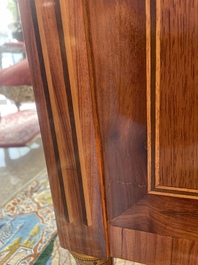 Commode d'&eacute;poque Louis XVI en placage d'acajou, parqueterie, montures en bronze dor&eacute; et dessus en marbre, estampill&eacute;e N. Petit, der. quart du 18&egrave;me s.