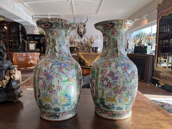 Paire de vase en porcelaine de Chine famille rose de Canton sur fond c&eacute;ladon &agrave; d&eacute;cor de sc&egrave;nes de palais, d'animaux et d'antiquit&eacute;s, 19&egrave;me si&egrave;cle