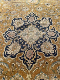 Grand tapis oriental de type Tabriz &agrave; d&eacute;cor floral, laine sur coton, deuxi&egrave;me quart du 20&egrave;me si&egrave;cle
