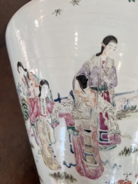 Vase en porcelaine de Chine famille rose &agrave; sujet narratif, 19&egrave;me si&egrave;cle