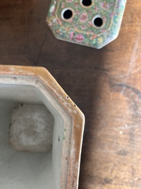 Paire de pique-fleurs en porcelaine de Chine famille rose de Canton &agrave; d&eacute;cor en relief et d'oiseaux parmi des branches fleuries, 19&egrave;me si&egrave;cle