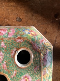 Paire de pique-fleurs en porcelaine de Chine famille rose de Canton &agrave; d&eacute;cor en relief et d'oiseaux parmi des branches fleuries, 19&egrave;me si&egrave;cle