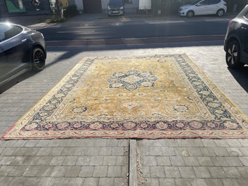 Grand tapis oriental de type Tabriz &agrave; d&eacute;cor floral, laine sur coton, deuxi&egrave;me quart du 20&egrave;me si&egrave;cle