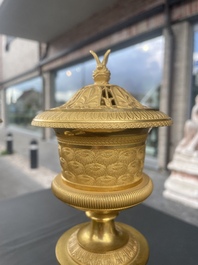 Paire de cassolettes ou vases pots-pourris Empire en bronze dor&eacute;, France, 1&egrave;re moiti&eacute; du 19&egrave;me si&egrave;cle