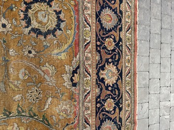 Grand tapis oriental de type Tabriz &agrave; d&eacute;cor floral, laine sur coton, deuxi&egrave;me quart du 20&egrave;me si&egrave;cle