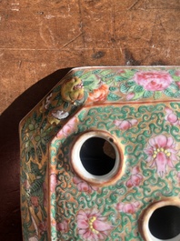 Paire de pique-fleurs en porcelaine de Chine famille rose de Canton &agrave; d&eacute;cor en relief et d'oiseaux parmi des branches fleuries, 19&egrave;me si&egrave;cle