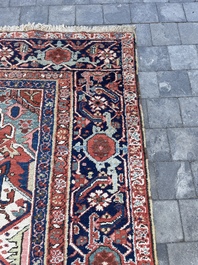 Grand tapis oriental de type Heriz &agrave; d&eacute;cor floral, laine sur coton, premi&egrave;re moiti&eacute; du 20&egrave;me si&egrave;cle