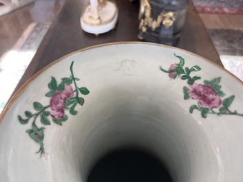 Paire de vase en porcelaine de Chine famille rose de Canton sur fond c&eacute;ladon &agrave; d&eacute;cor de sc&egrave;nes de palais, d'animaux et d'antiquit&eacute;s, 19&egrave;me si&egrave;cle