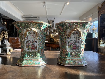 Paire de pique-fleurs en porcelaine de Chine famille rose de Canton &agrave; d&eacute;cor en relief et d'oiseaux parmi des branches fleuries, 19&egrave;me si&egrave;cle