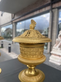 Paire de cassolettes ou vases pots-pourris Empire en bronze dor&eacute;, France, 1&egrave;re moiti&eacute; du 19&egrave;me si&egrave;cle