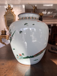 Vase en porcelaine de Chine famille verte &agrave; d&eacute;cor de dame et de quatre gar&ccedil;ons sur une terrasse, 19&egrave;me si&egrave;cle