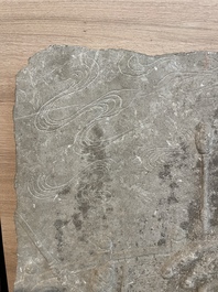 Important bas-relief en pierre sculpt&eacute;e figurant une carrosse sur un pont, 19&egrave;me/20&egrave;me si&egrave;cle