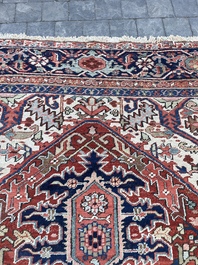 Grand tapis oriental de type Heriz &agrave; d&eacute;cor floral, laine sur coton, premi&egrave;re moiti&eacute; du 20&egrave;me si&egrave;cle