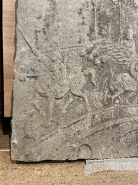 Important bas-relief en pierre sculpt&eacute;e figurant une carrosse sur un pont, 19&egrave;me/20&egrave;me si&egrave;cle