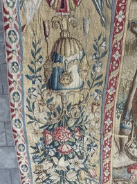 Importante tapisserie murale de Bruges repr&eacute;sentant 'Les porte-drapeaux' de la s&eacute;rie 'Les Triomphes de C&eacute;sar', seconde moiti&eacute; du 16&egrave;me si&egrave;cle