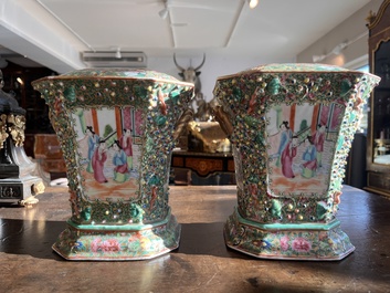 Paire de pique-fleurs en porcelaine de Chine famille rose de Canton &agrave; d&eacute;cor en relief et d'oiseaux parmi des branches fleuries, 19&egrave;me si&egrave;cle