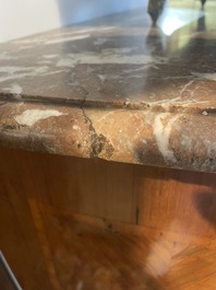 Commode d'&eacute;poque Louis XV en placage, parqueterie, montures en bronze dor&eacute; et dessus en marbre, estampill&eacute;e Galet, deuxi&egrave;me moiti&egrave; du 18&egrave;me s.