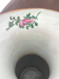 Paire de vase en porcelaine de Chine famille rose de Canton sur fond c&eacute;ladon &agrave; d&eacute;cor de sc&egrave;nes de palais, d'animaux et d'antiquit&eacute;s, 19&egrave;me si&egrave;cle