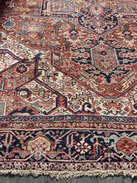 Grand tapis oriental de type Heriz &agrave; d&eacute;cor floral, laine sur coton, premi&egrave;re moiti&eacute; du 20&egrave;me si&egrave;cle