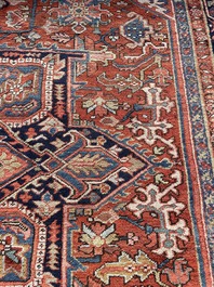 Grand tapis oriental de type Heriz &agrave; d&eacute;cor floral, laine sur coton, premi&egrave;re moiti&eacute; du 20&egrave;me si&egrave;cle