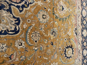 Grand tapis oriental de type Tabriz &agrave; d&eacute;cor floral, laine sur coton, deuxi&egrave;me quart du 20&egrave;me si&egrave;cle