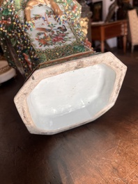 Paire de pique-fleurs en porcelaine de Chine famille rose de Canton &agrave; d&eacute;cor en relief et d'oiseaux parmi des branches fleuries, 19&egrave;me si&egrave;cle