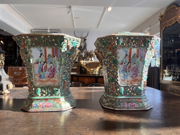 Paire de pique-fleurs en porcelaine de Chine famille rose de Canton &agrave; d&eacute;cor en relief et d'oiseaux parmi des branches fleuries, 19&egrave;me si&egrave;cle