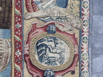 Importante tapisserie murale de Bruges repr&eacute;sentant 'Les porte-drapeaux' de la s&eacute;rie 'Les Triomphes de C&eacute;sar', seconde moiti&eacute; du 16&egrave;me si&egrave;cle
