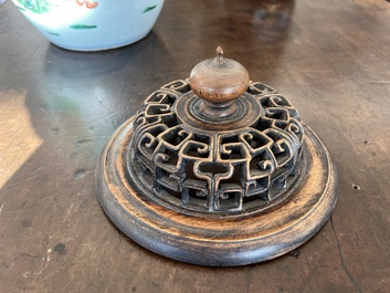 Vase en porcelaine de Chine famille verte &agrave; d&eacute;cor de dame et de quatre gar&ccedil;ons sur une terrasse, 19&egrave;me si&egrave;cle