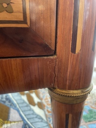 Commode d'&eacute;poque Louis XVI en placage d'acajou, parqueterie, montures en bronze dor&eacute; et dessus en marbre, estampill&eacute;e N. Petit, der. quart du 18&egrave;me s.