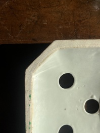 Paire de pique-fleurs en porcelaine de Chine famille rose de Canton &agrave; d&eacute;cor en relief et d'oiseaux parmi des branches fleuries, 19&egrave;me si&egrave;cle