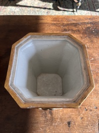 Paire de pique-fleurs en porcelaine de Chine famille rose de Canton &agrave; d&eacute;cor en relief et d'oiseaux parmi des branches fleuries, 19&egrave;me si&egrave;cle