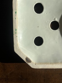 Paire de pique-fleurs en porcelaine de Chine famille rose de Canton &agrave; d&eacute;cor en relief et d'oiseaux parmi des branches fleuries, 19&egrave;me si&egrave;cle