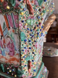 Paire de pique-fleurs en porcelaine de Chine famille rose de Canton &agrave; d&eacute;cor en relief et d'oiseaux parmi des branches fleuries, 19&egrave;me si&egrave;cle