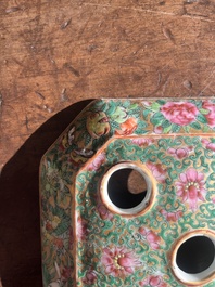 Paire de pique-fleurs en porcelaine de Chine famille rose de Canton &agrave; d&eacute;cor en relief et d'oiseaux parmi des branches fleuries, 19&egrave;me si&egrave;cle