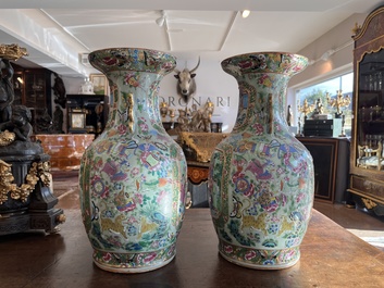 Paire de vase en porcelaine de Chine famille rose de Canton sur fond c&eacute;ladon &agrave; d&eacute;cor de sc&egrave;nes de palais, d'animaux et d'antiquit&eacute;s, 19&egrave;me si&egrave;cle
