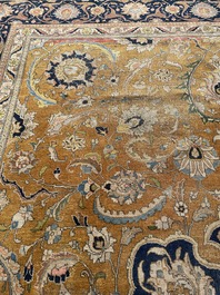 Grand tapis oriental de type Tabriz &agrave; d&eacute;cor floral, laine sur coton, deuxi&egrave;me quart du 20&egrave;me si&egrave;cle