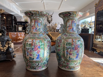 Paire de vase en porcelaine de Chine famille rose de Canton sur fond c&eacute;ladon &agrave; d&eacute;cor de sc&egrave;nes de palais, d'animaux et d'antiquit&eacute;s, 19&egrave;me si&egrave;cle