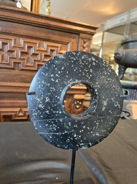 Trois disques bi en jade et serpentine, Chine, probablement &eacute;poque Liangzhu et post&eacute;rieur