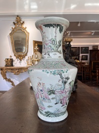Vase en porcelaine de Chine famille rose &agrave; sujet narratif, 19&egrave;me si&egrave;cle
